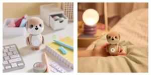 Diptyque montrant le robot Poketomo de Sharp dans le quotidien : à gauche, posé sur un bureau lumineux entouré de fournitures de bureau ; à droite, tenu dans une main dans une chambre à l'éclairage tamisé le soir.